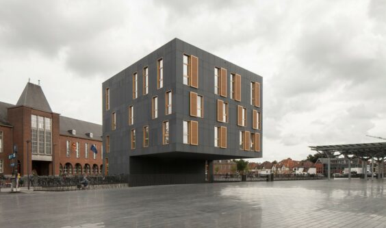 Digitale sprong in Mortsel: Stad vergadert via Indoor LED in de Collegezaal